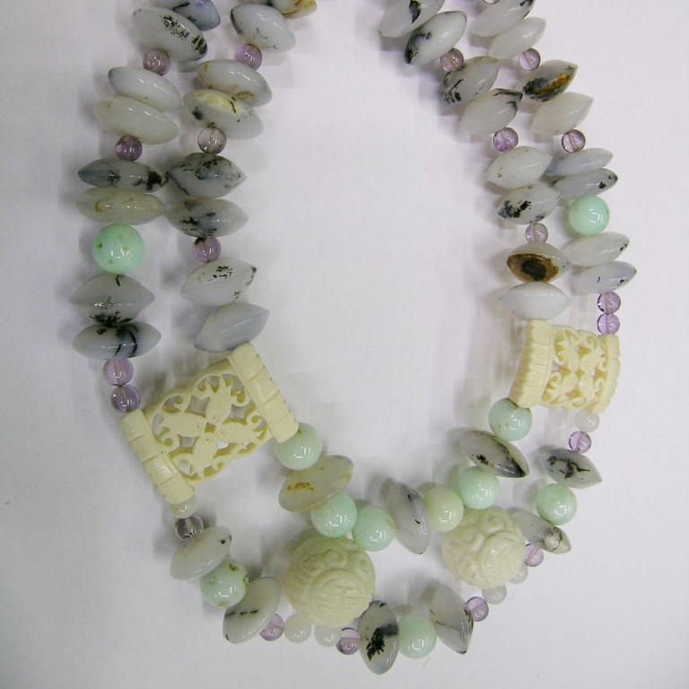 Collana due fili in agata muschiata, crisoprasio, ametista , conchiglia incisa, osso inciso, chiusura in argento 925/000.