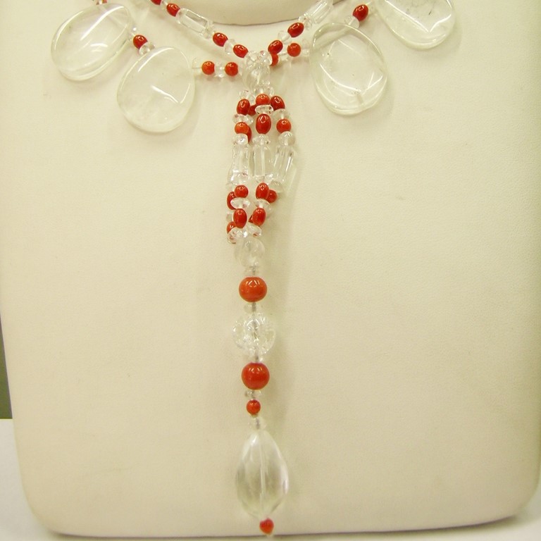 Collana due fili di cristallo di rocca e corallo alternati, con ciondolo centrale a formare la linea di una libellula, chiusura in oro bianco 750/000.