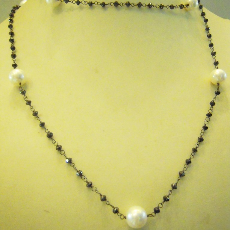 Catena in oro bianco 750/000, con diamanti neri rondella, ammagliati, ed alternati da perle.