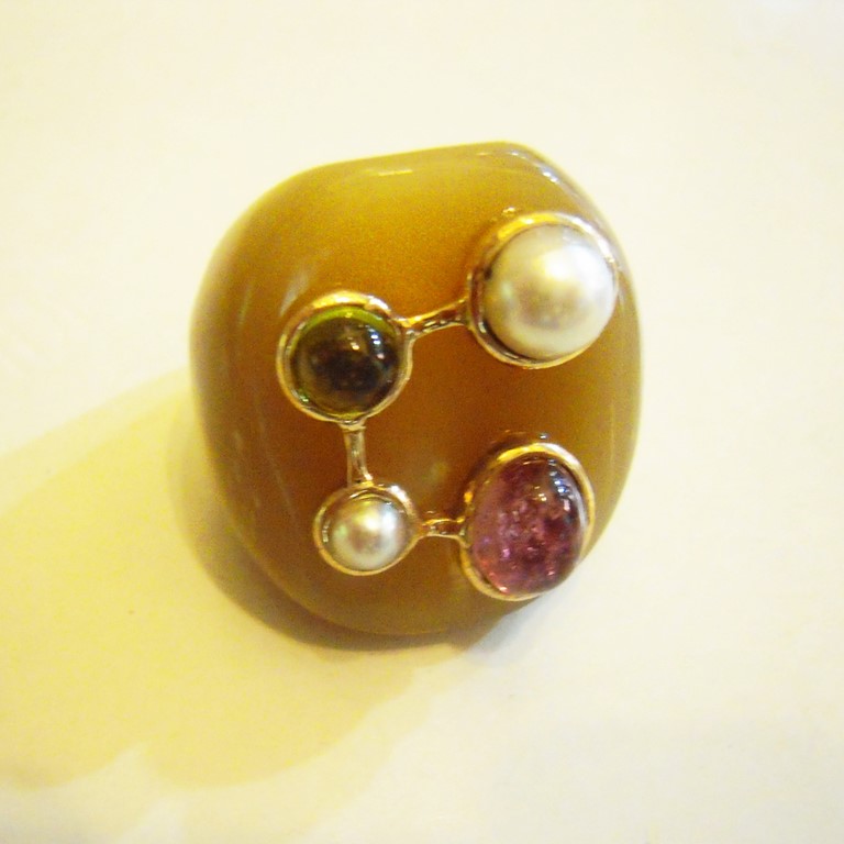 Anello modello sigillo in corno, con applicazione in Bronzo, con perle, peridoto e tormalina rosa cabochon.