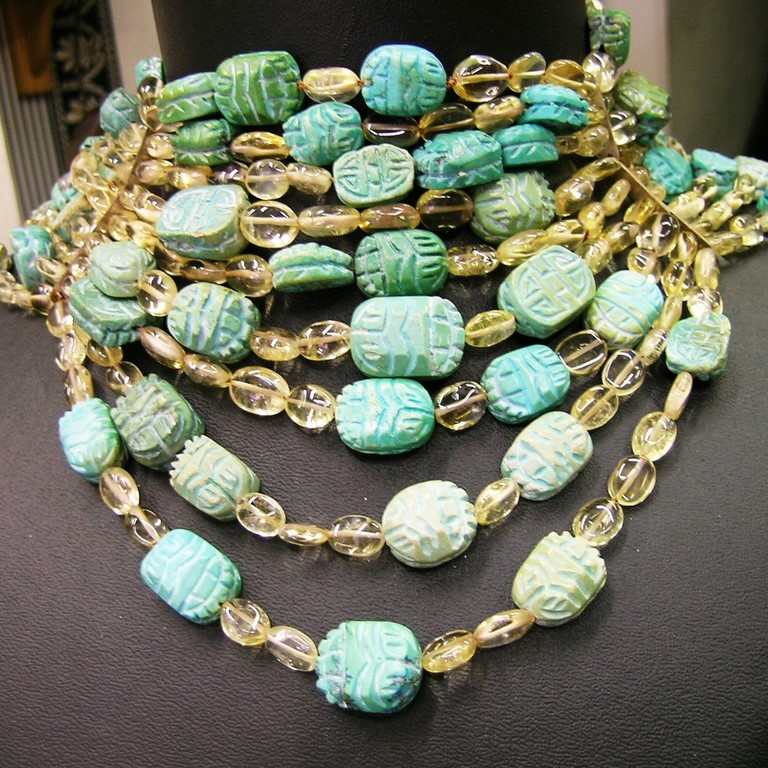 Collana modello "Collier de chien" nove fili alternati di turchese taglio scarabeo, e topazio giallo taglio pasticca,si adattano al collo e sono sostenuti da bacchette passanti e chiusura a baionetta, in argento 925/000.