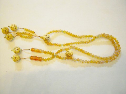 uzu in corniole sabbiate, peridot, ed osso inciso